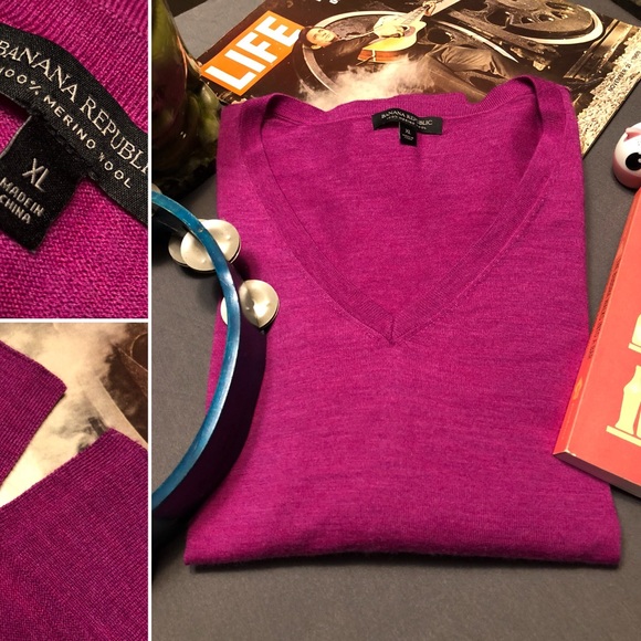 Banana Republic Sweaters - BANANA REPUBLIC 💯% Merino Wool Fitted notch hem